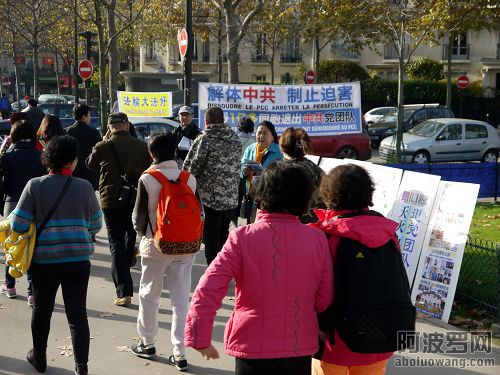 2014-12-1-minghui-falun-gong-paris-02--ss.jpg