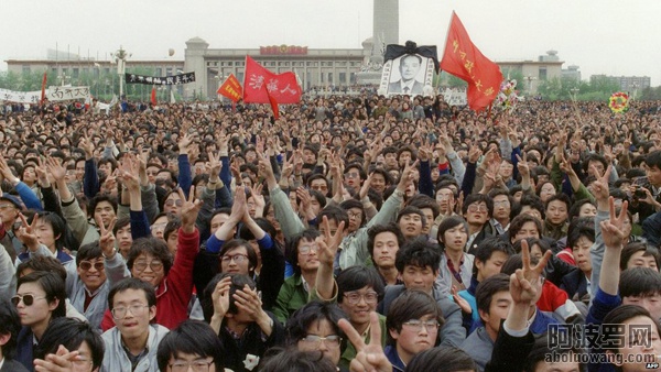 1987年4月，北京各大专院校学子汇聚天安门广场，沉痛悼念胡耀邦。历史永远记住了这一天。 ...