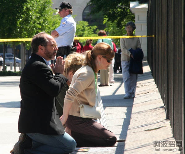 tu13-2006-5-2-christian-protest-02.jpg