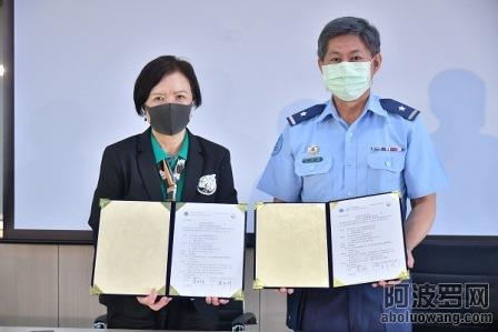 台灣無毒世界協會理事長吳玉珍醫師（左）與空軍航空技術學院校長宋力強少將（右）簽署毒品防制合作備忘錄， ...