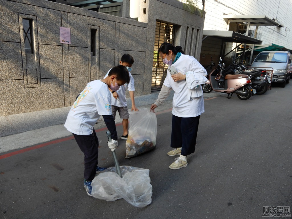 志工沿街掃街，還給市民一個乾淨的市容.JPG