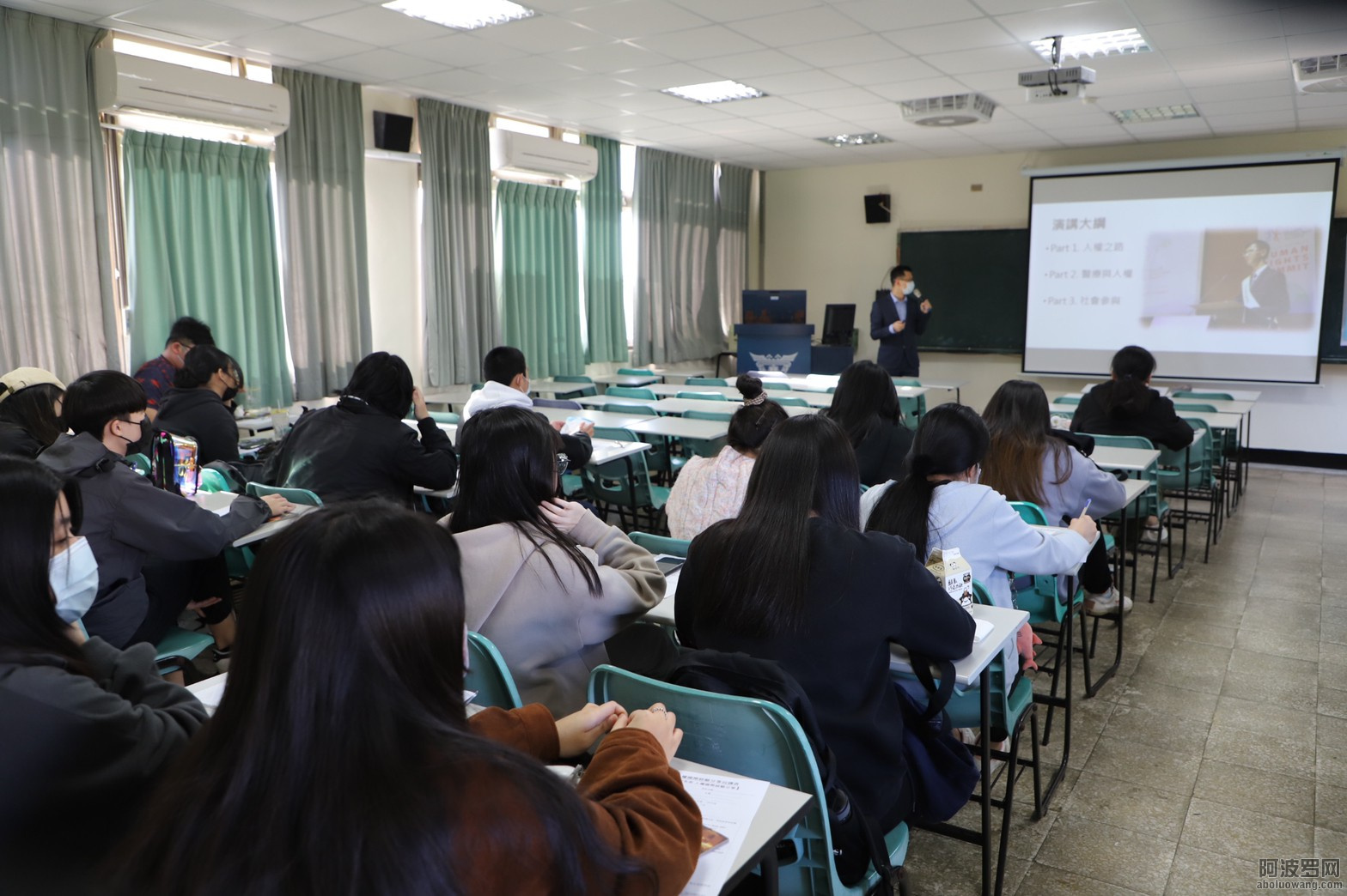 人權大使分享國際觀點給學生們.jpg