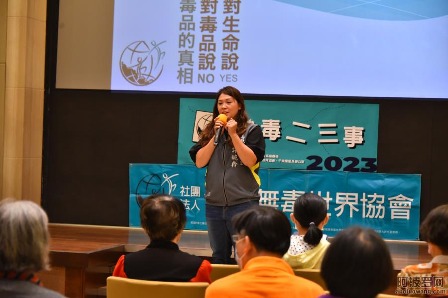 3.千歲里許婉羚里長上台致詞.jpg