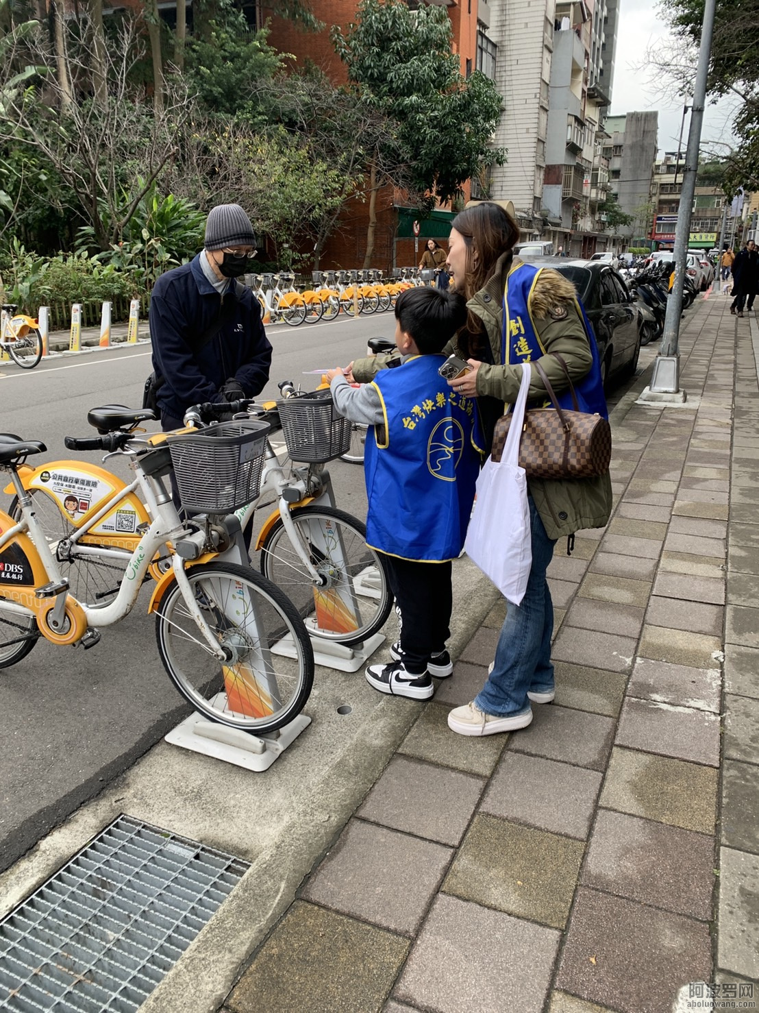 快樂之道志工發送手冊給民眾.jpg