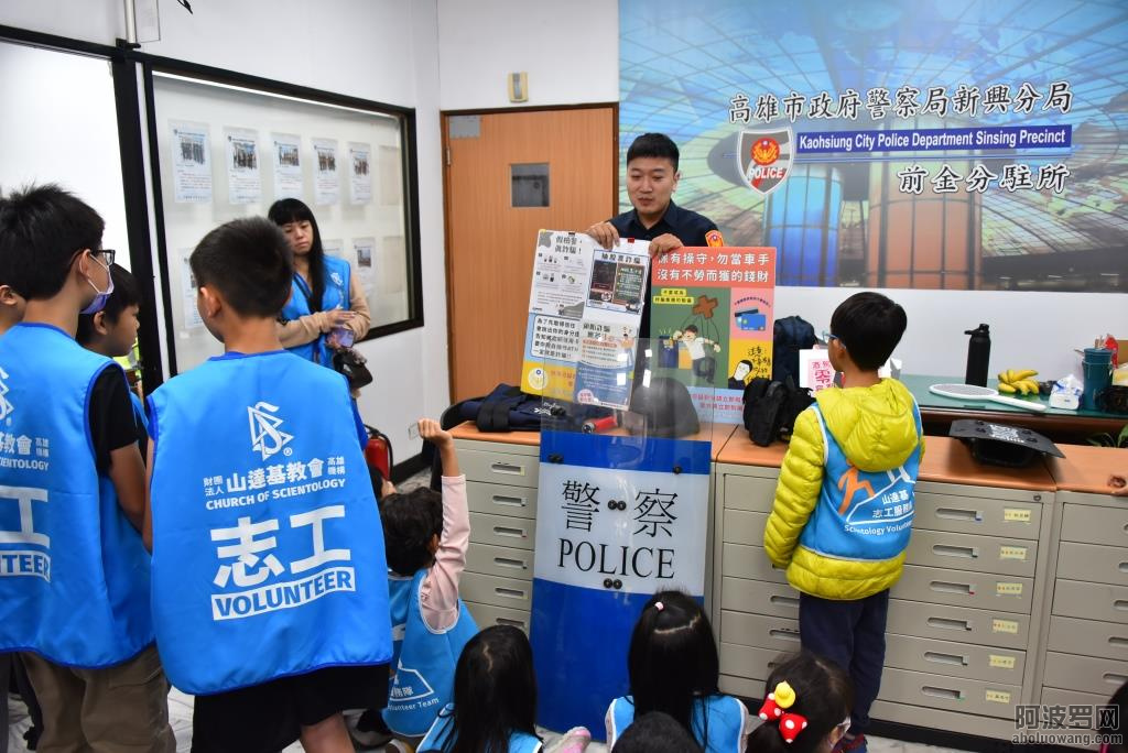 新興分局警員為孩子講解交通安全重要性.jpg