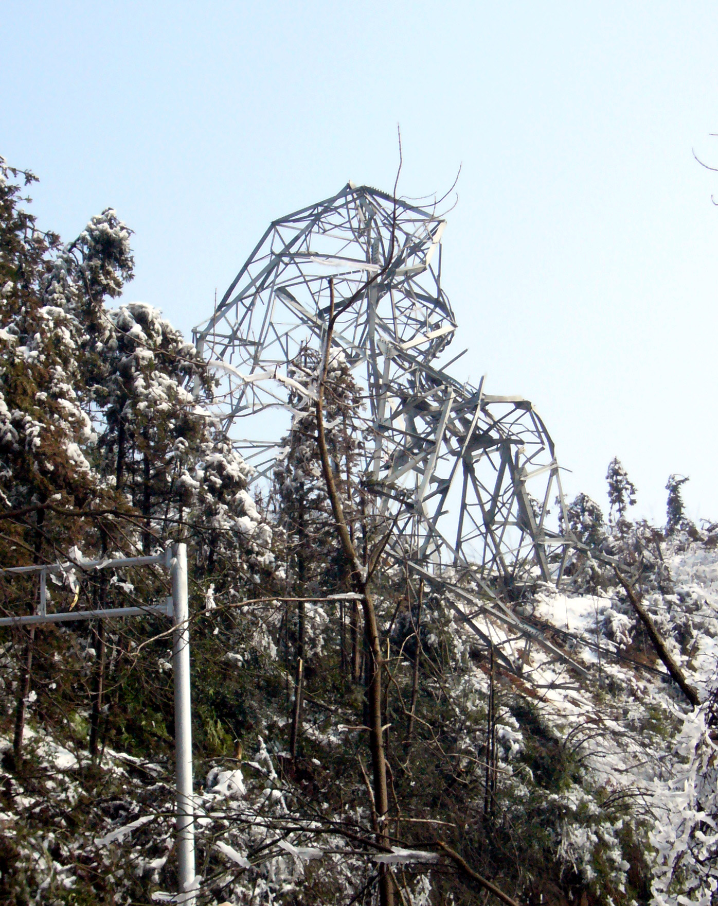 电力铁塔被雪压塌1.jpg