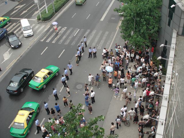 在防暴警察的维护下交通恢复