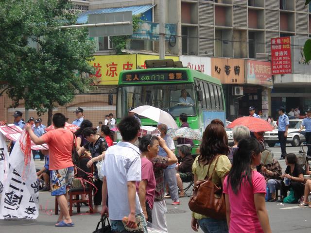 警察来了，请愿人群收起标语