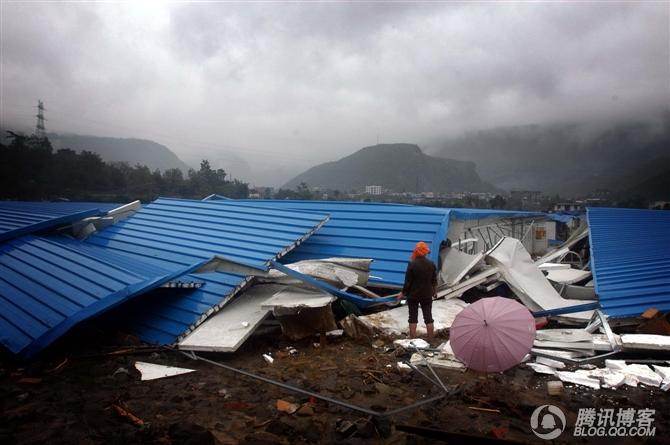 9月27日，天空小雨不断。图为北川擂鼓镇板房安置点情景.JPG