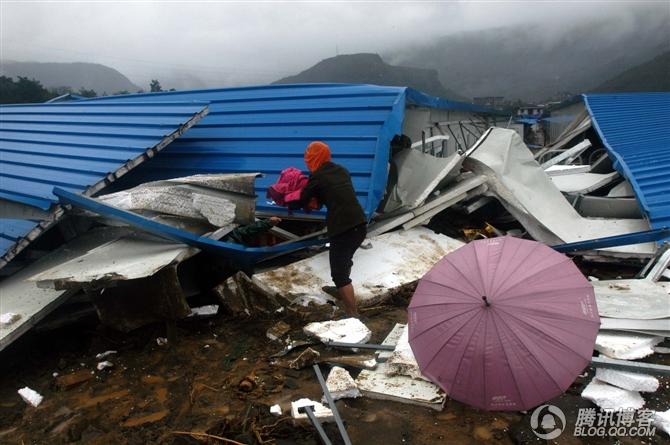 9月27日，天空小雨不断。图为北川擂鼓镇板房安置点情景２.jpg