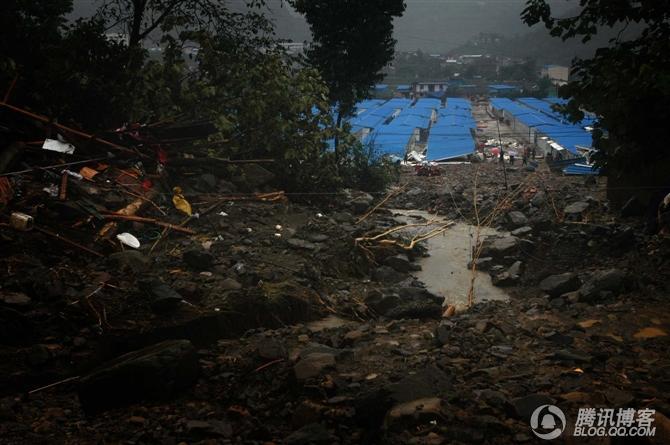 9月27日，天空小雨不断。远看北川擂鼓镇板房安置点.JPG