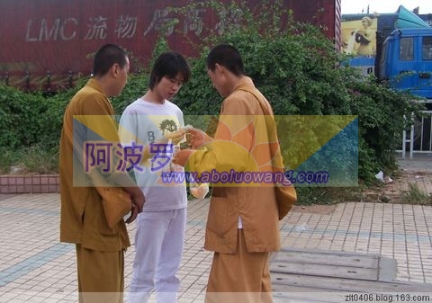 18穿白衣服的小伙子很快就没招了，投降了，给钱的镜头.jpg